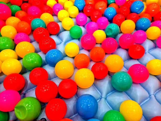실내와 실외에서 놀 수 있는 다채로운 공. 엔터테인먼트 컨셉 스톡 사진
