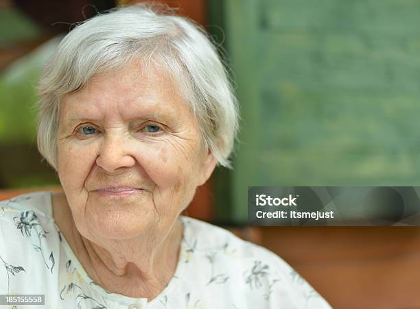 Felice Donna Senior - Fotografie stock e altre immagini di Adulto - Adulto, Adulto in età matura, Ambientazione esterna