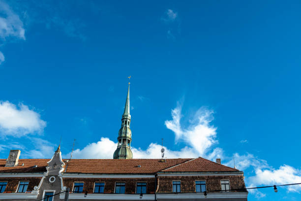 piękna panorama stołecznego miasta rygi na błękitnym niebie z chmurami i modernistycznymi fasadami budynków - coty zdjęcia i obrazy z banku zdjęć