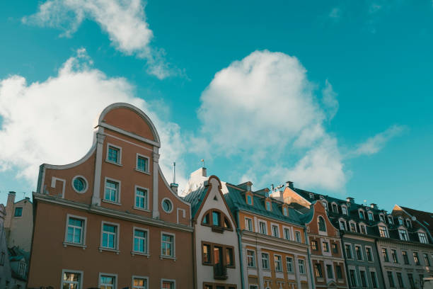 piękna panorama stołecznego miasta rygi na błękitnym niebie z chmurami i modernistycznymi fasadami budynków - coty zdjęcia i obrazy z banku zdjęć