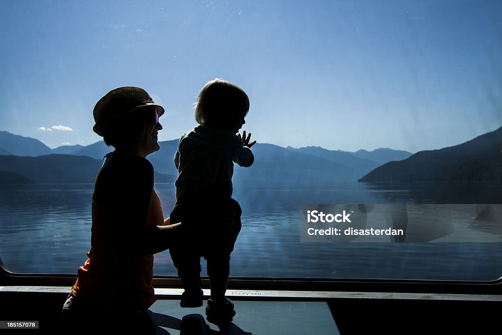 Мать и ребенок на пароме - Стоковые фото Паром роялти-фри