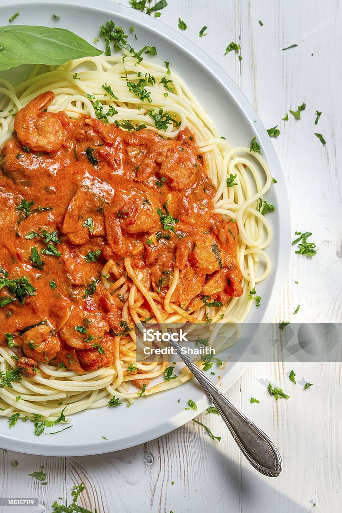 Primo piano di fresco spaghetti con gamberi e salsa di pomodoro - Foto stock royalty-free di Alimentazione sana