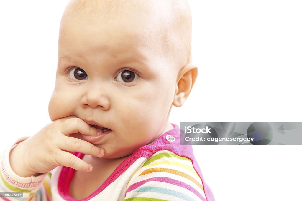 Little brown eyed Caucasien bébé Sucer doigts - Photo de 12-17 mois libre de droits