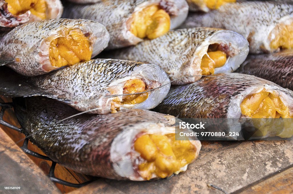 local seco fishs de alimentos no mercado aberto, plano aproximado - Royalty-free Abrir em Leque Foto de stock