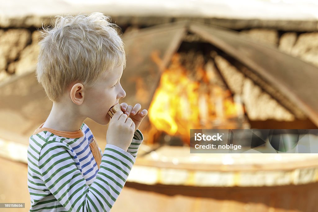 Niño comiendo smores - Foto de stock de Niño libre de derechos