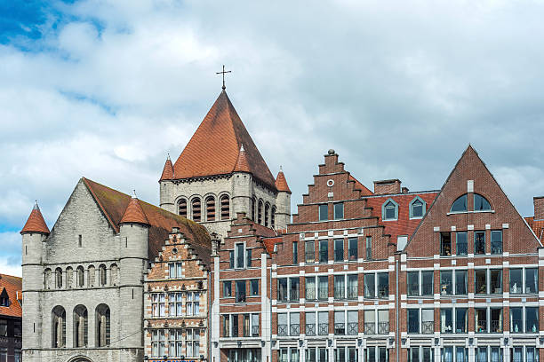 グランプラスのトゥルネーのベルギー - tournai ストックフォトと画像