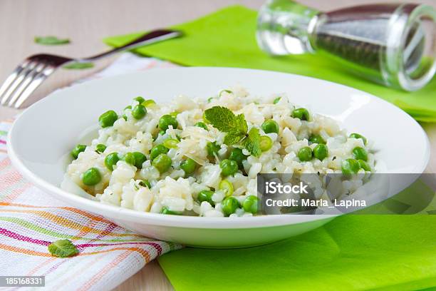 Risotto Italiano Con Riso Piselli Menta E Formaggio - Fotografie stock e altre immagini di Piselli freschi