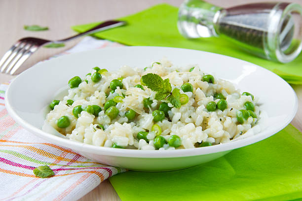 risoto de arroz italianos com, ervilhas, hortelã e queijo - eating utensil green pea vegetarian food organic - fotografias e filmes do acervo