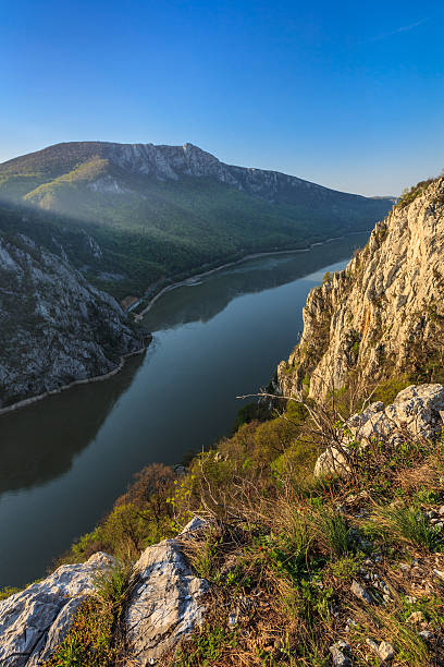 il danubio gorges - danube river serbia ravine romania foto e immagini stock