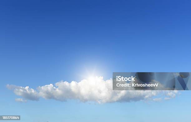 Cloud E Il Sole - Fotografie stock e altre immagini di Ambiente - Ambiente, Bianco, Blu