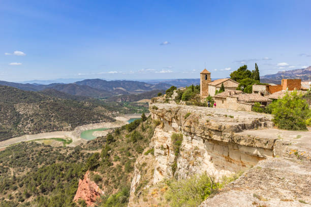 storica chiesa di santa maria e montagne circostanti a siurana - santa maria church foto e immagini stock