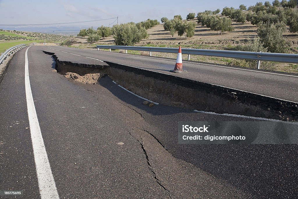 Estrada de asfalto com uma fenda causados por landslides - Foto de stock de Acidentes e desastres royalty-free