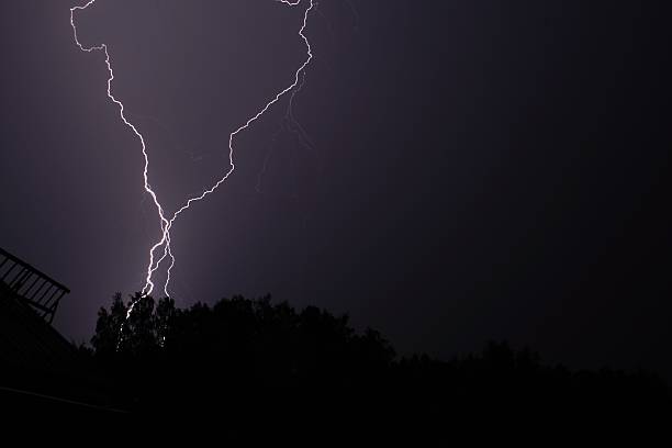 雷サージ - lightning thunderstorm cloud sunbeam ストックフォトと画像