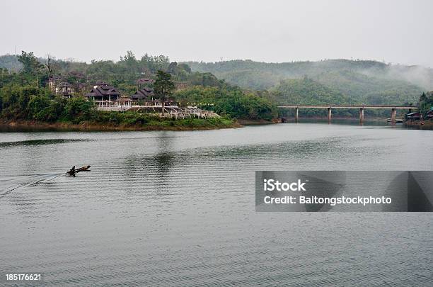 Photo libre de droit de Atmosphère Foggy Matin Sangkhlaburi Kanchanaburi banque d'images et plus d'images libres de droit de Arbre - Arbre, Arbre tropical, Asie