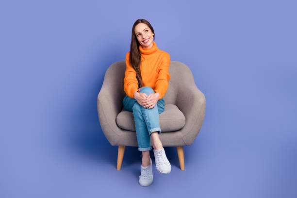 photo du corps entier d’une jeune femme qui vient de développer son imagination regarder l’espace vide pendant la psychothérapie isolée sur fond de couleur violette - alternative therapy photos et images de collection