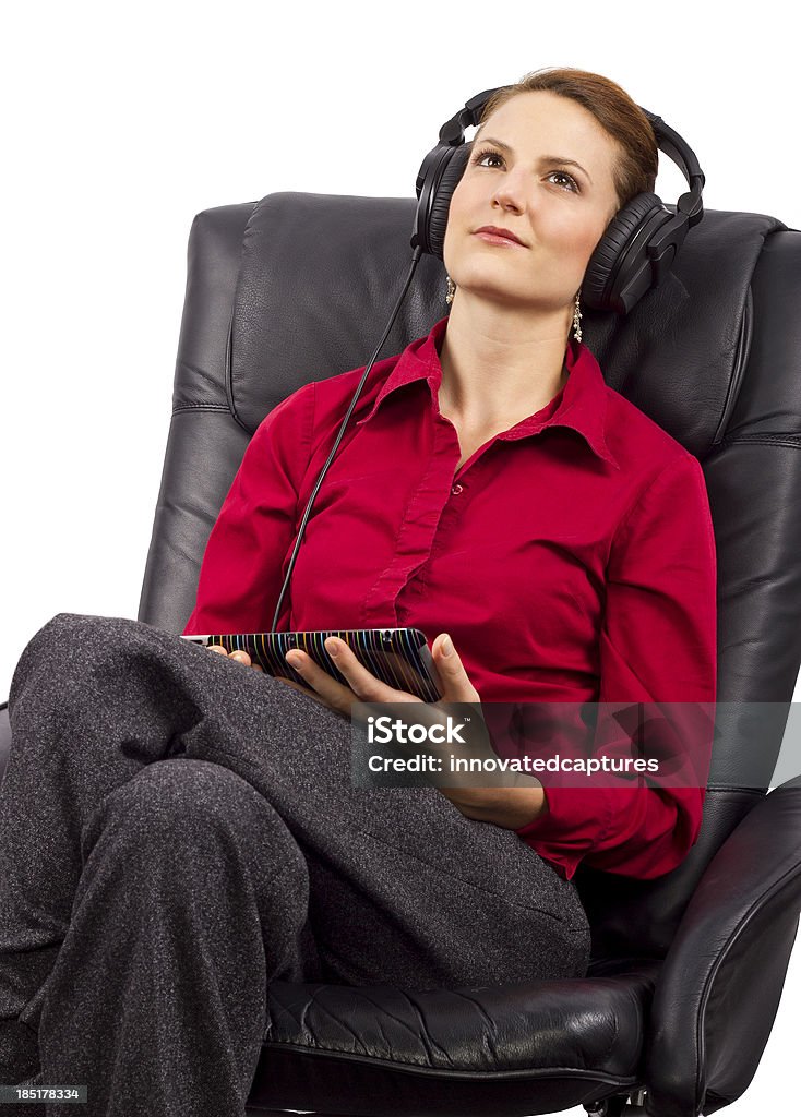 Mujer escuchando audiolibros en un comprimido - Foto de stock de Actividades recreativas libre de derechos