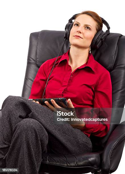 Mujer Escuchando Audiolibros En Un Comprimido Foto de stock y más banco de imágenes de Actividades recreativas - Actividades recreativas, Adulto, Altavoz