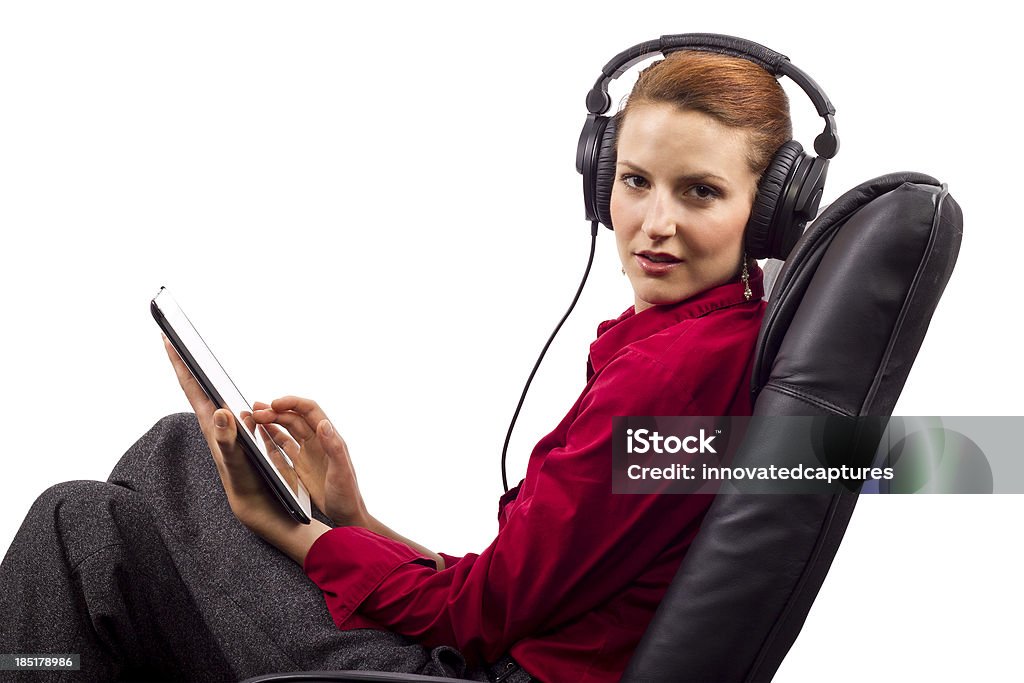 Mulher ouvindo livros em áudio em um Tablet - Foto de stock de Adulto royalty-free