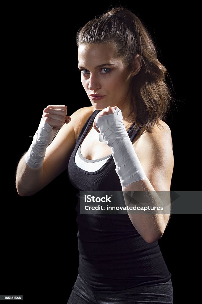 雌 MMA 格闘家、黒色の背景 - 自衛のロイヤリティフリーストックフォト