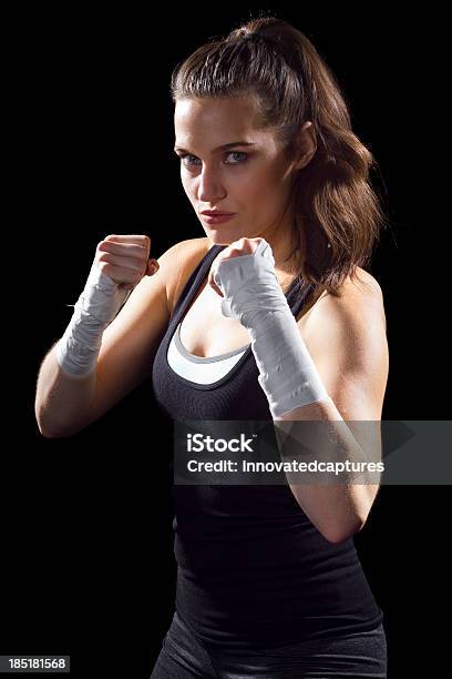 雌 Mma 格闘家黒色の背景 - 自衛のストックフォトや画像を多数ご用意 - 自衛, アクティブライフスタイル, インストラクター
