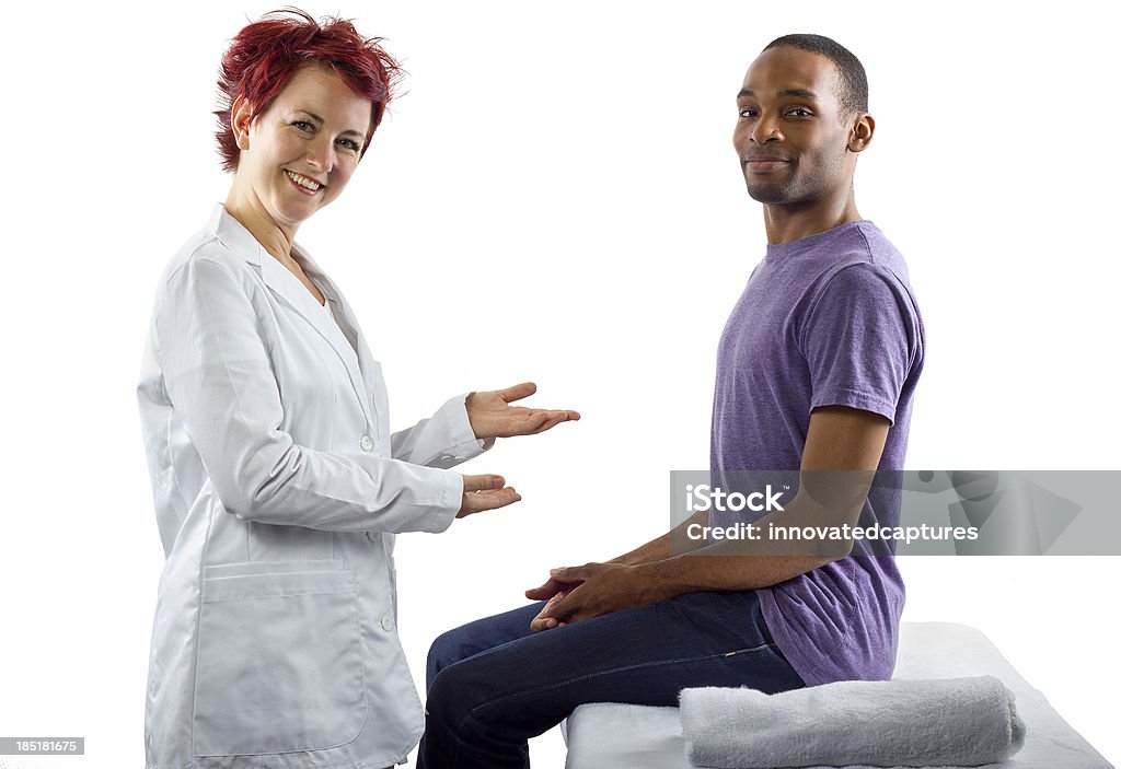 Giovane femmina terapista di sesso maschile client di consulenza sulla postura - Foto stock royalty-free di Adulto