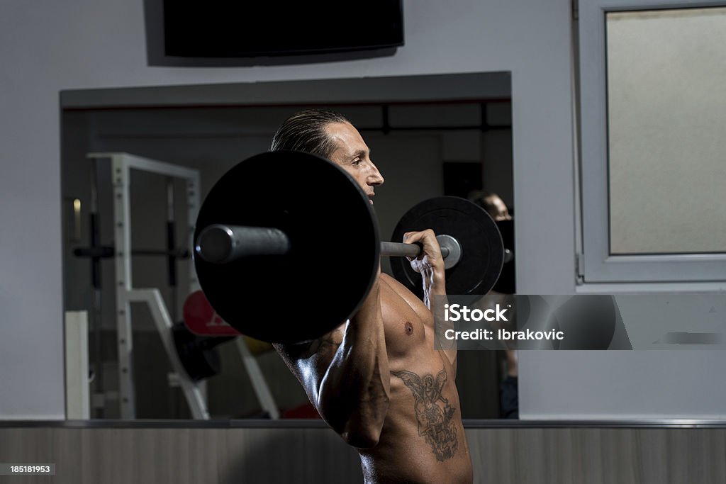 Macho hombre levantar pesas con barra para pesas - Foto de stock de 30-39 años libre de derechos