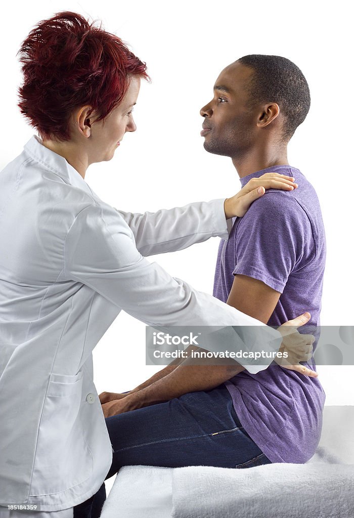 Jovem terapeuta consulting masculino cliente sobre a postura - Foto de stock de Dor nas Costas royalty-free