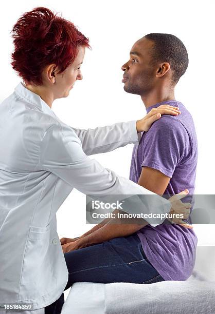Foto de Jovem Terapeuta Consulting Masculino Cliente Sobre A Postura e mais fotos de stock de Dor nas Costas
