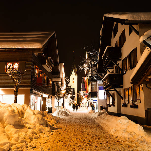 gasse in oberstdorf - weiler im allgau stock-fotos und bilder