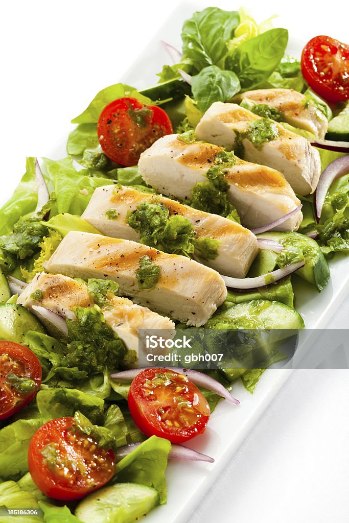 Salada de legumes com peito de frango assado e queijo feta - Foto de stock de Alface royalty-free