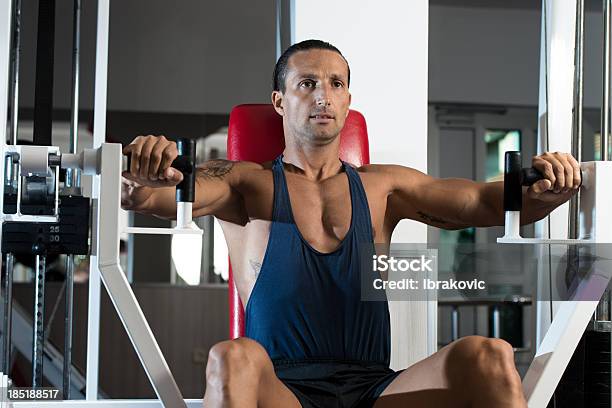 Pressetta Da Banco Macchina Per Allenamento - Fotografie stock e altre immagini di Adulto - Adulto, Adulto di mezza età, Allenamento