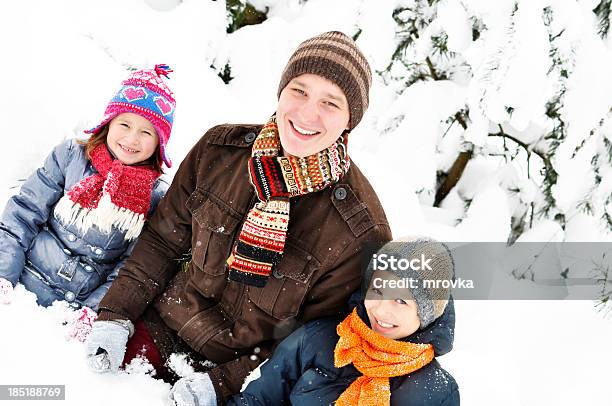 Famiglia In Inverno - Fotografie stock e altre immagini di 6-7 anni - 6-7 anni, Abbigliamento, Abbracciare una persona