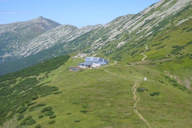 widok na domek m.r. stefanika z widokiem na góry (chopok-słowacja) - chopok zdjęcia i obrazy z banku zdjęć