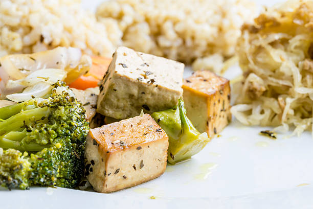 gesunde macrobiotic essen - tofu chinese cuisine vegetarian food broccoli stock-fotos und bilder