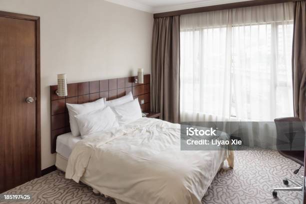 Foto de Quarto De Hotel e mais fotos de stock de Cama - Cama, Carpete, Cômodo de casa