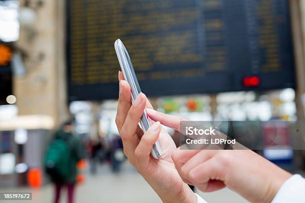 Mani Di Donna Utilizzando Il Suo Telefono Cellulare In Stazione Ferroviaria - Fotografie stock e altre immagini di Adulto