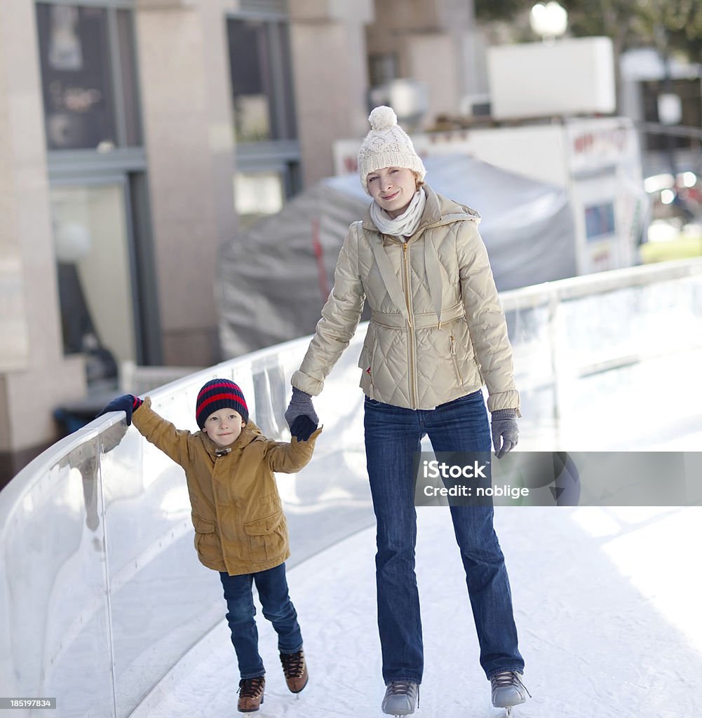 Familien beim Eislaufen - Lizenzfrei Aktiver Lebensstil Stock-Foto