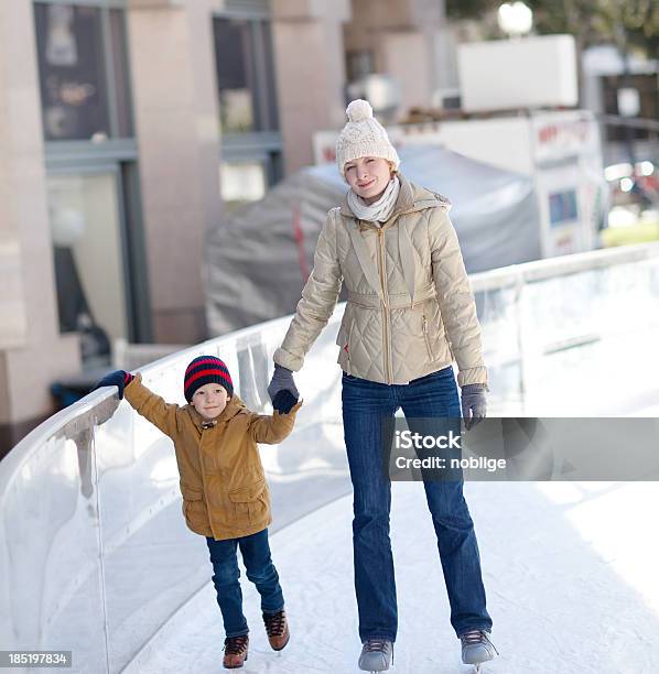 Familien Beim Eislaufen Stockfoto und mehr Bilder von Aktiver Lebensstil - Aktiver Lebensstil, Aktivitäten und Sport, Alleinerzieherin