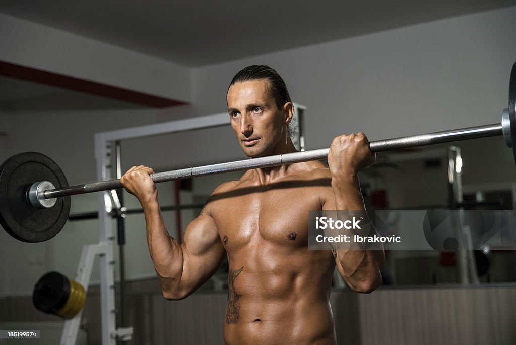 Muscular homem exercitar no ginásio - Royalty-free 30-39 Anos Foto de stock