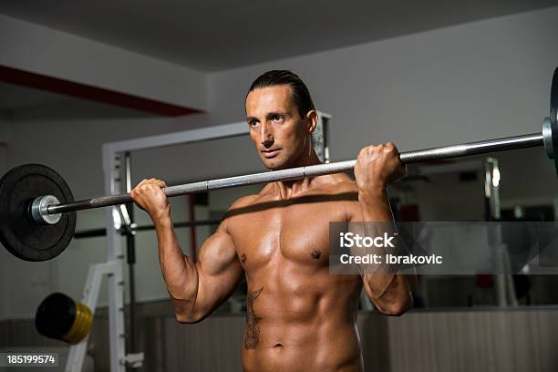 Muscular Homem Exercitar No Ginásio - Fotografias de stock e mais imagens de 30-39 Anos - 30-39 Anos, Adulto, Adulto de idade mediana
