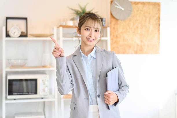 お部屋のご案内をする不動産営業スタッフ - ポイント ストックフォトと画像