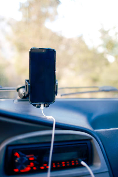 автомобильный держатель для телефона - car phone стоковые фото и изображения
