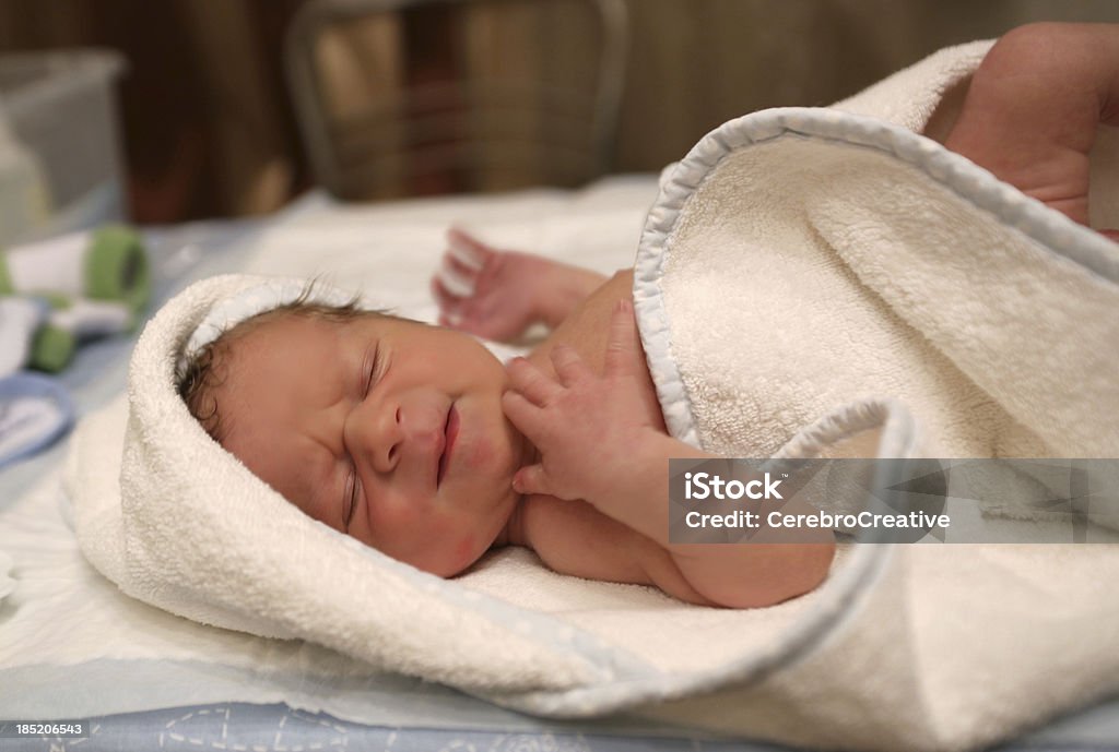 Incómodo Retrato de bebé - Foto de stock de 0-1 mes libre de derechos