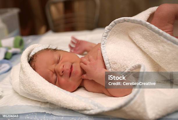 Foto de Desconfortável Retrato De Bebê e mais fotos de stock de 0-1 Mês - 0-1 Mês, 0-11 meses, Bebê