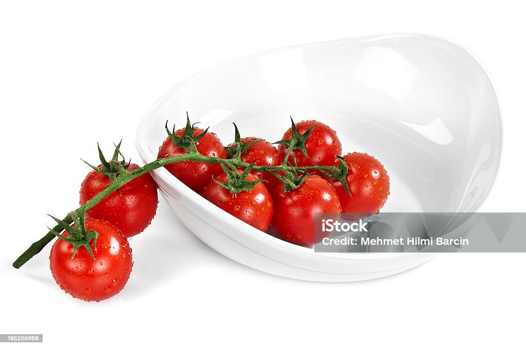 Frescos tomates en placa con fregadero - Foto de stock de Agua libre de derechos