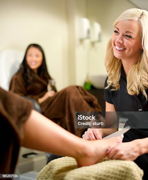 Pedicura En El Spa De Salud Foto de stock y más banco de imágenes de Pedicura - Pedicura, Uña del dedo del pie, Manicura