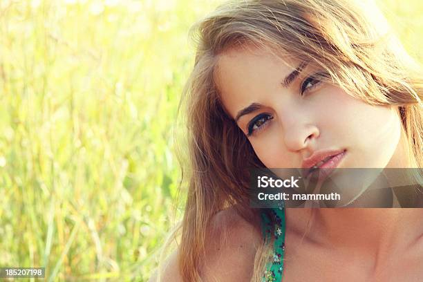 Sommerbeauty Stockfoto und mehr Bilder von Attraktive Frau - Attraktive Frau, Betrachtung, Braunes Haar