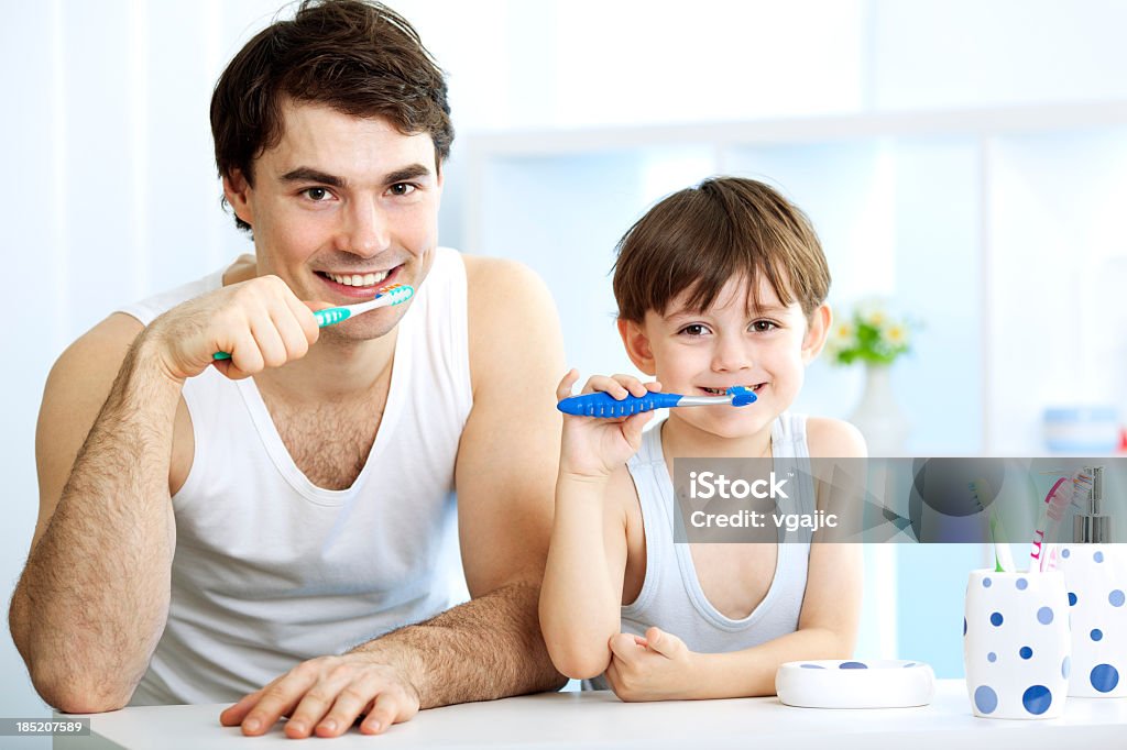 Pai e filho Escovar Dentes em conjunto. - Foto de stock de Banheiro doméstico royalty-free