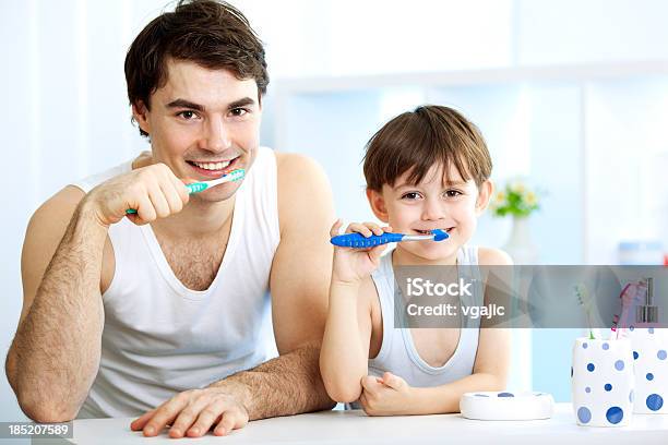 Foto de Pai E Filho Escovar Dentes Em Conjunto e mais fotos de stock de Banheiro doméstico - Banheiro doméstico, Família, 30 Anos