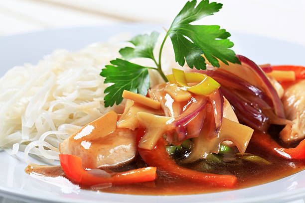 viande de poulet avec des nouilles de riz - ingedient photos et images de collection